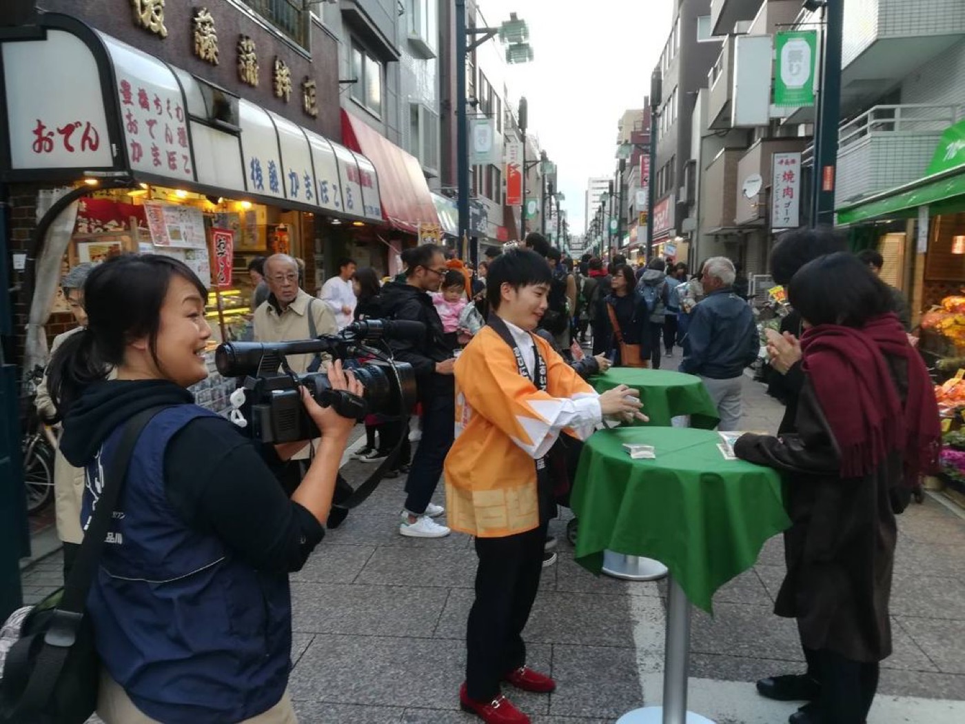 戸越銀座商店街でテレビ取材を受けながらマジックを披露するいろは