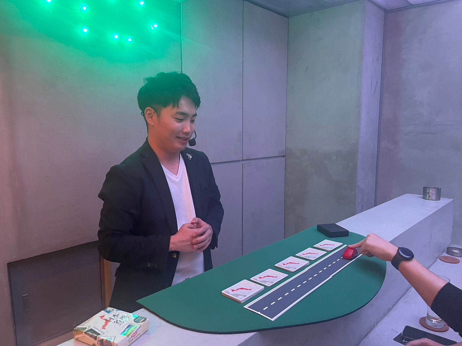 ソロ公演でカードマジックを披露するいろは