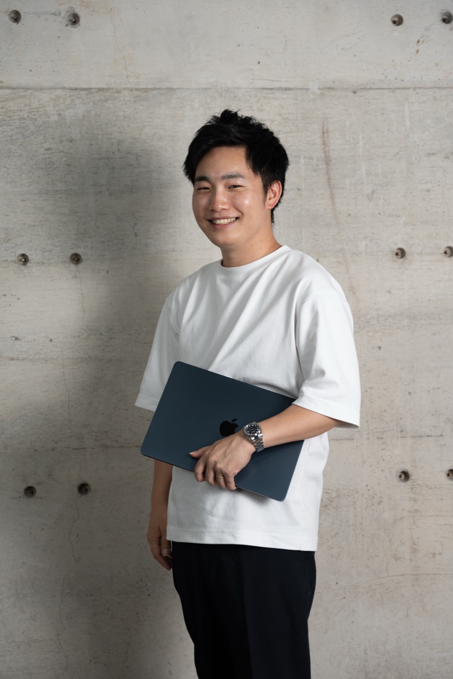 MacBookを持つ堀越優希